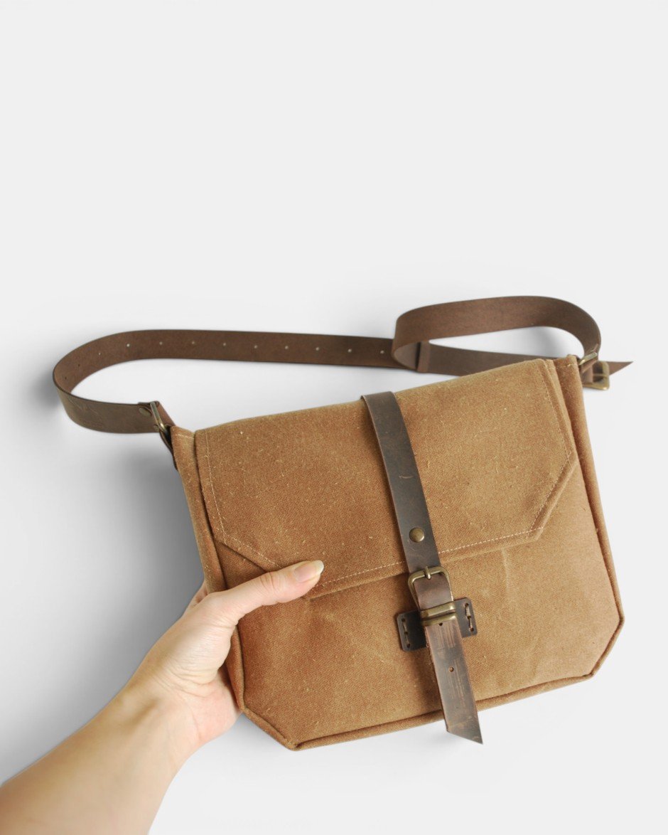 Waxed Canvas Postacı Taba