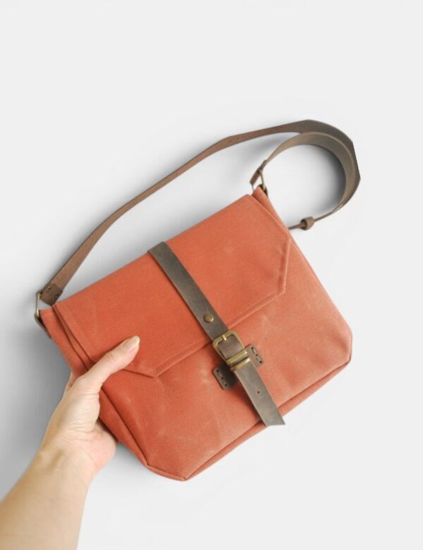 Waxed Canvas Postacı Kiremit